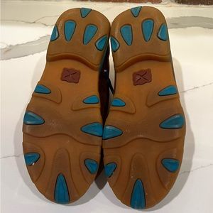 Lightly worn women’s ariat shoes size 6